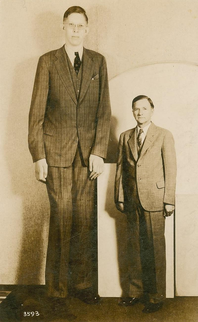 Robert Wadlow - The tallest man in recorded history with his father